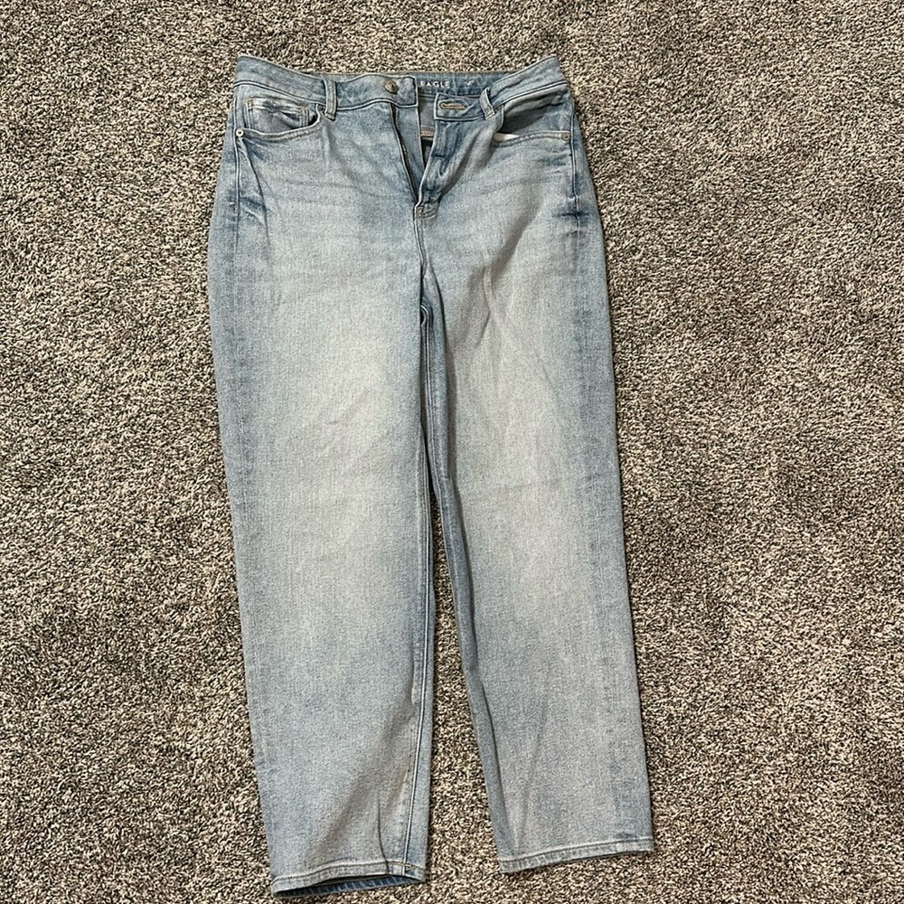 American Eagle Mom Straight Jeans, Light Wash, Size 10 SHORT, Stretchy & Comfy